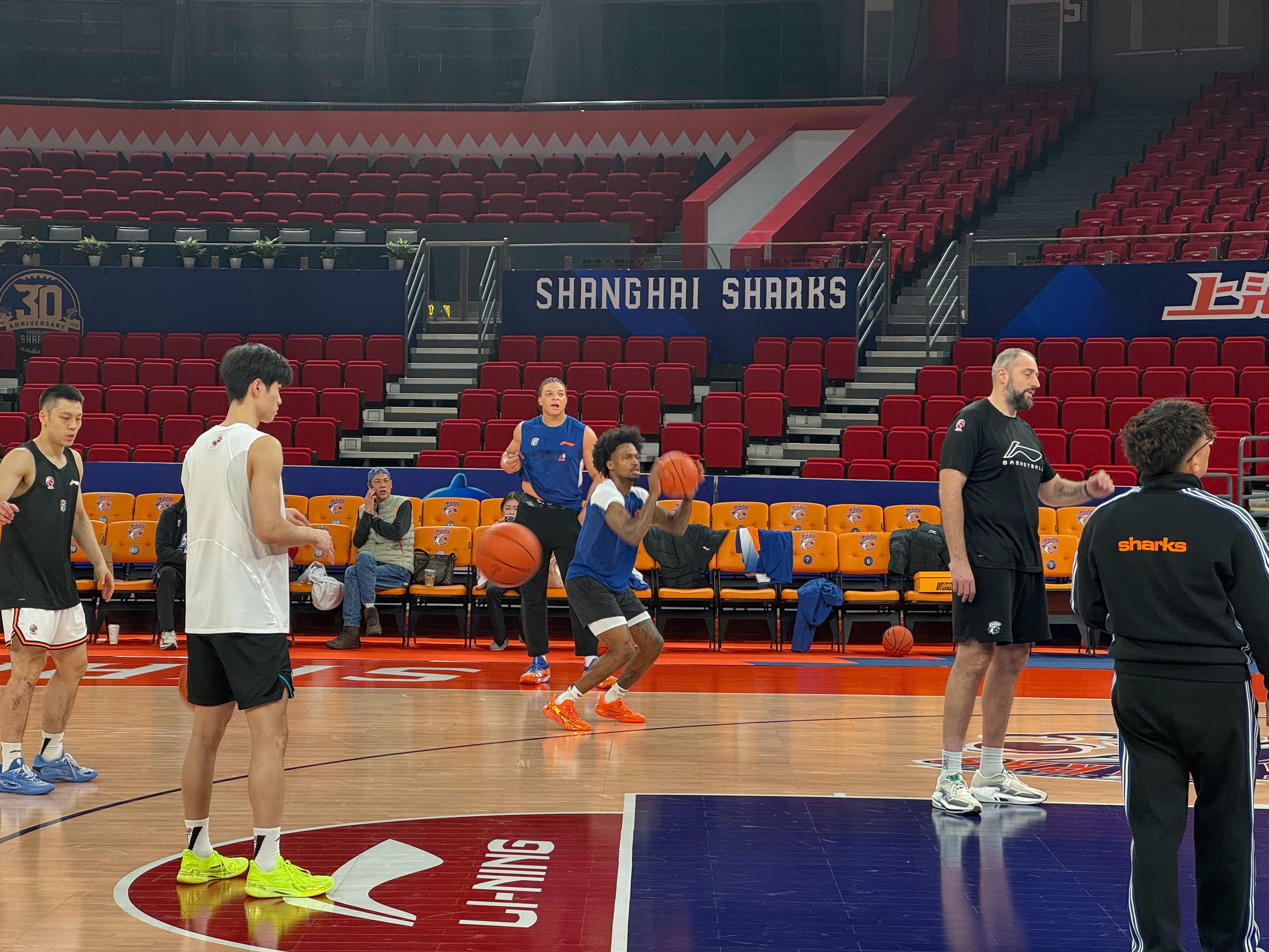 今日加练三分对象上海久事大鲨鱼