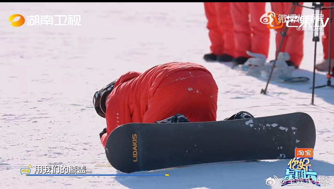 吴泽林复制粘贴式滑雪 模仿画面太上头！俩人同步撅屁股学滑雪起身，动作复刻得一模一