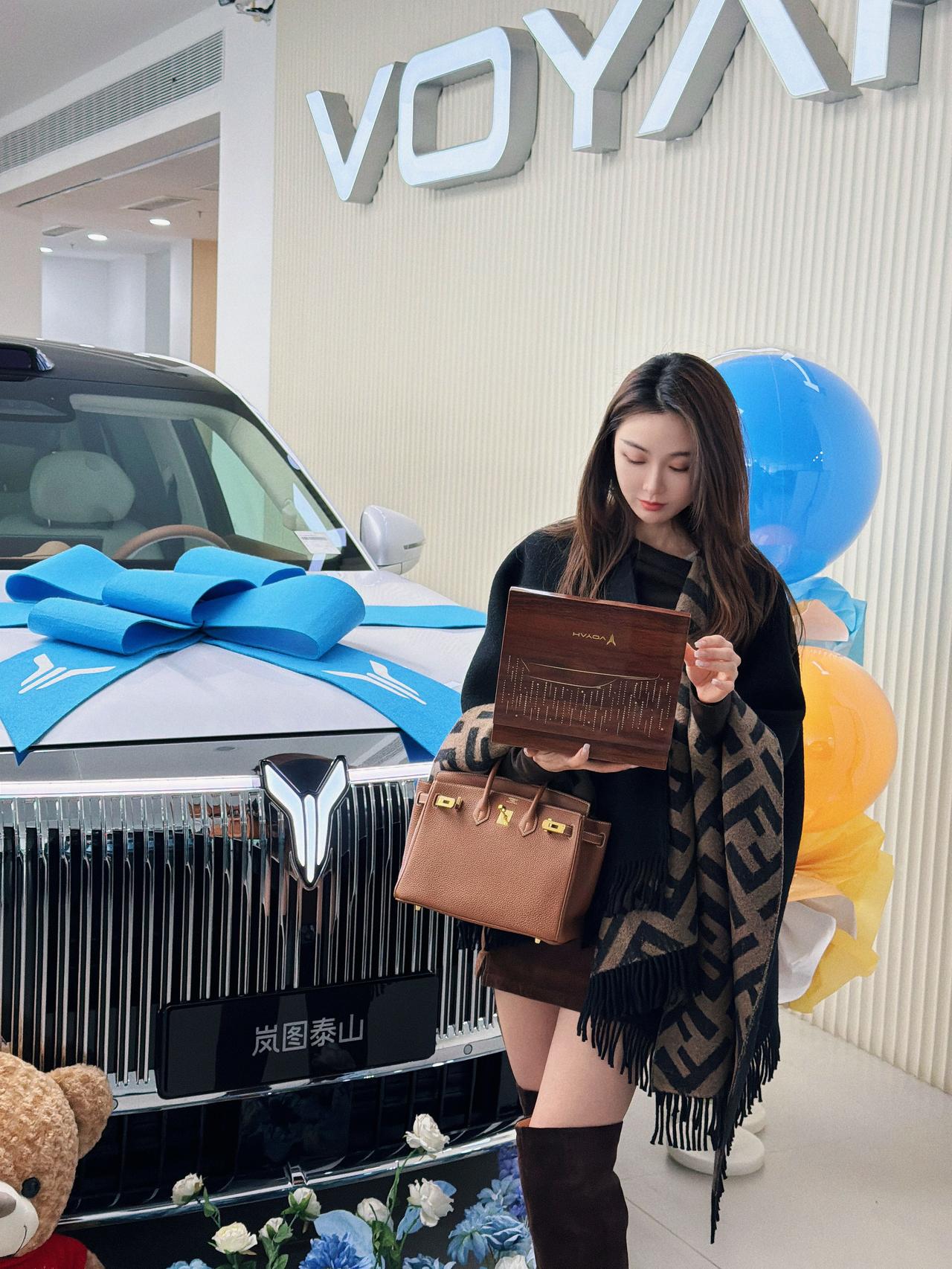 岚图泰山提车了
白外云米内，白雪女王的即视感
内饰颜色真的很好看吧？
大家后续有