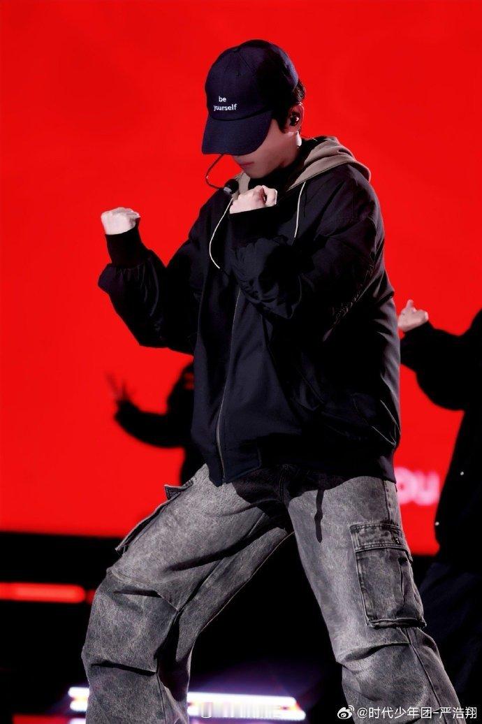 严浩翔TheBeast彩排照  严浩翔说马上就来了明天见  瞧，严浩翔用《The