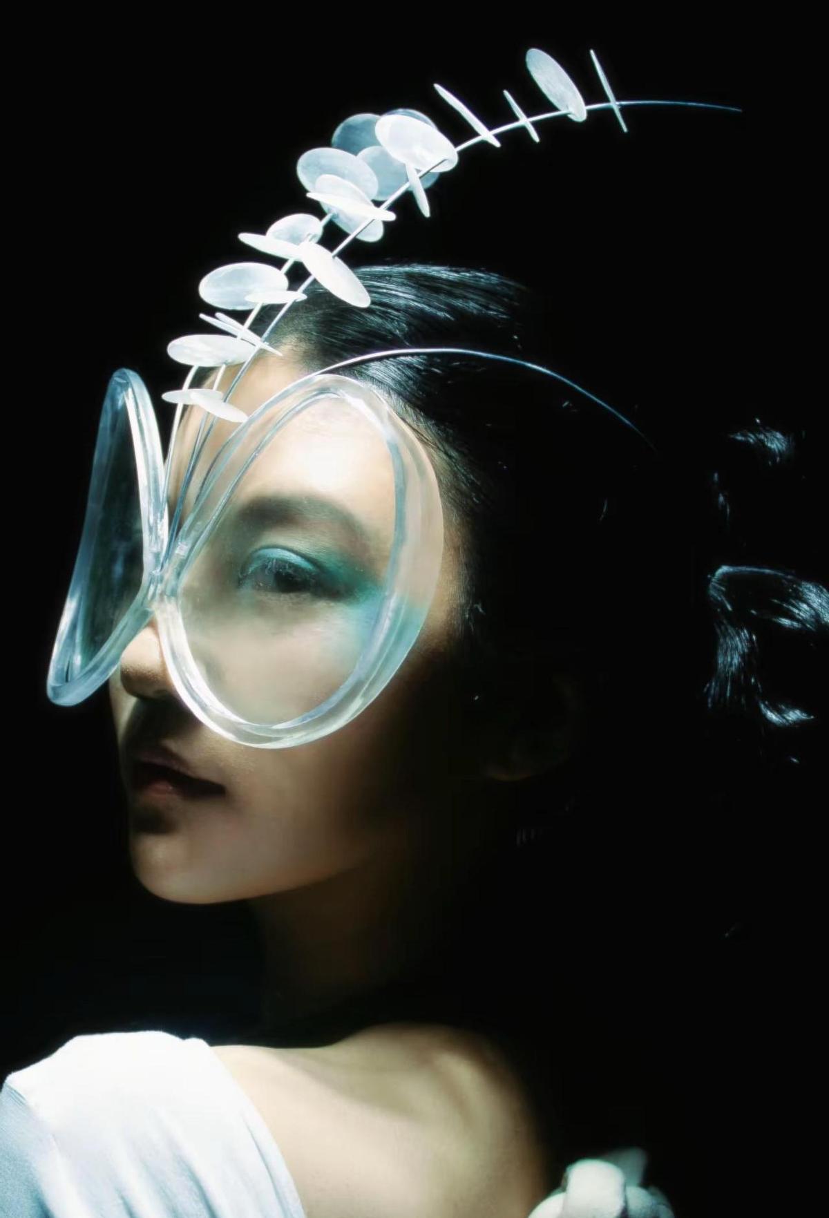 人类走路，曾经要几个月才能走完的路，现在坐飞机一天就到了。
这速度，简直比光速还