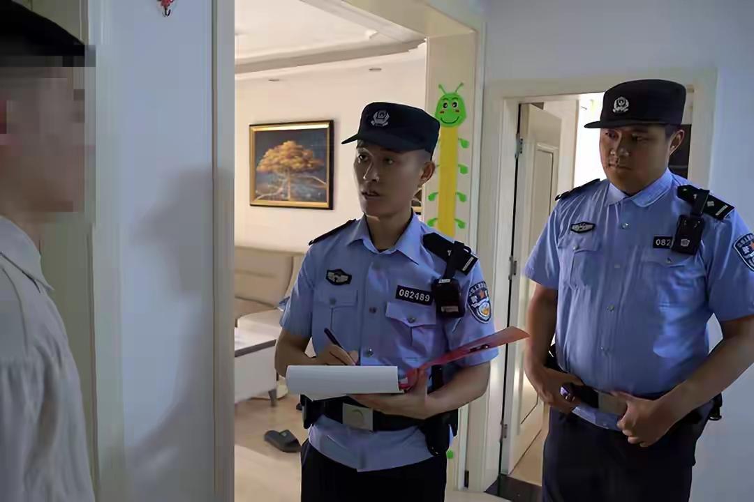 山东济宁，男子邀请单位4个同事来家里聚餐并且留宿，刚好他从银行取了2万现金，顺便