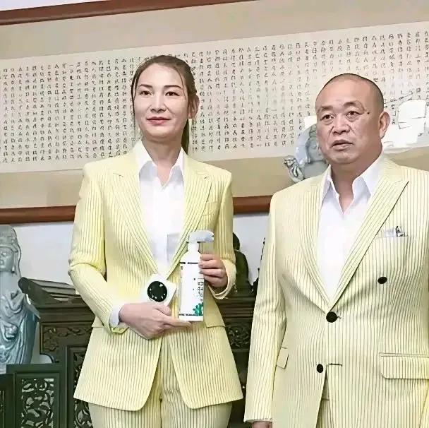 看惯了释永信穿出家人衣裳的模样，忽然看到他穿平常人家的服装，视觉一下子适应不过来