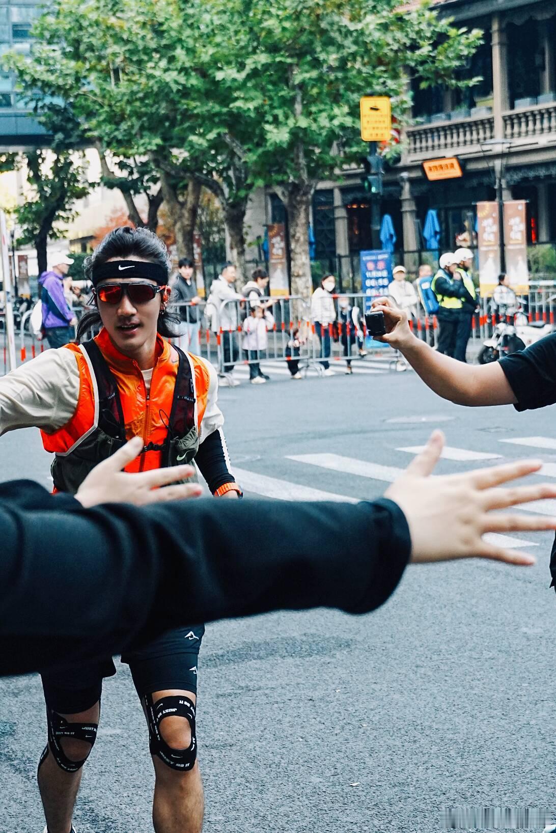 上海马拉松偶遇此沙上马偶遇此沙，橘色穿搭挺亮眼，全程跑下来真的很厉害! 