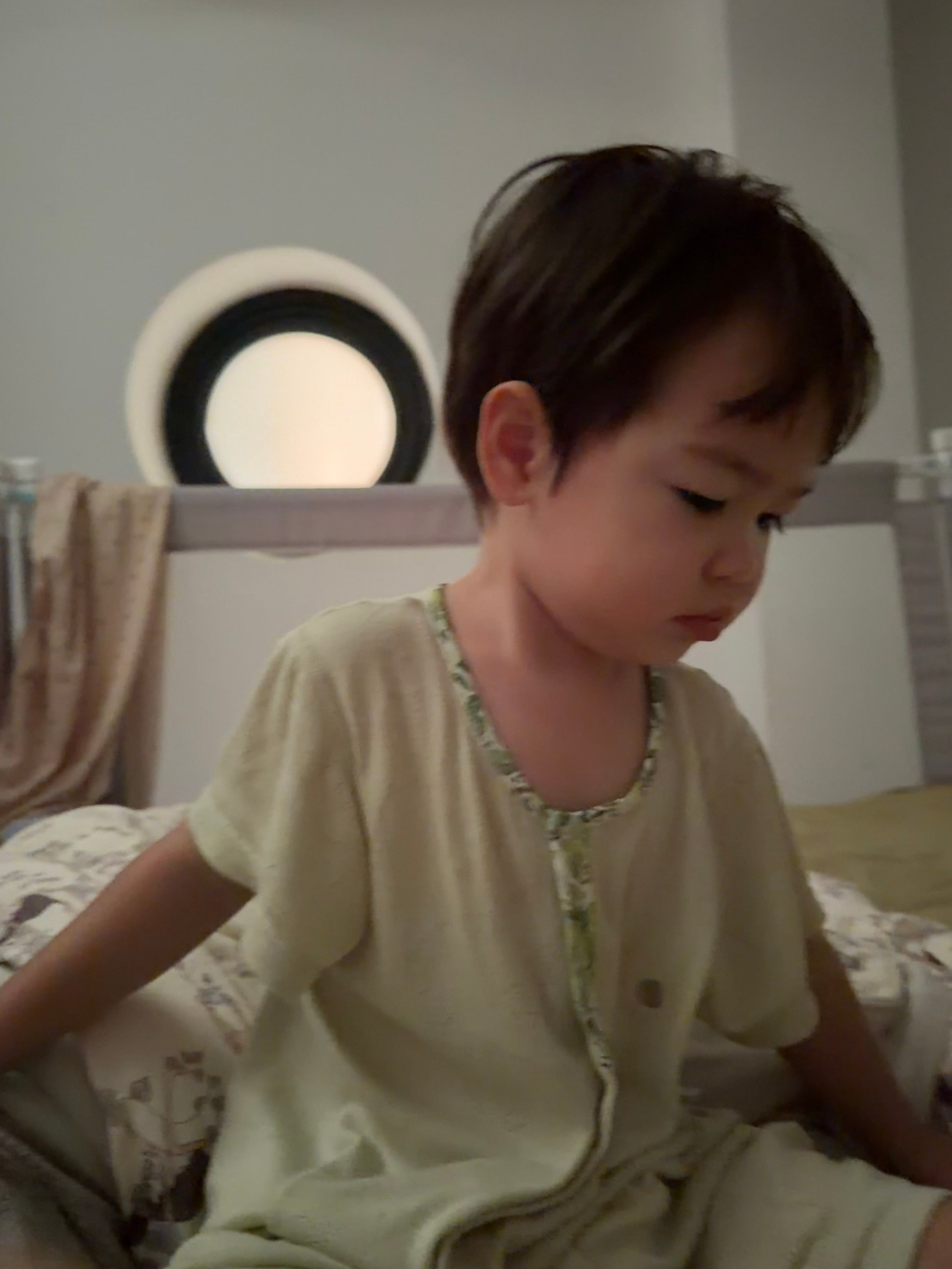 凌晨小宇哭醒两次，很生气地踢着腿，含糊地说“腿上摸，腿上摸”，我以为生长痛腿不舒
