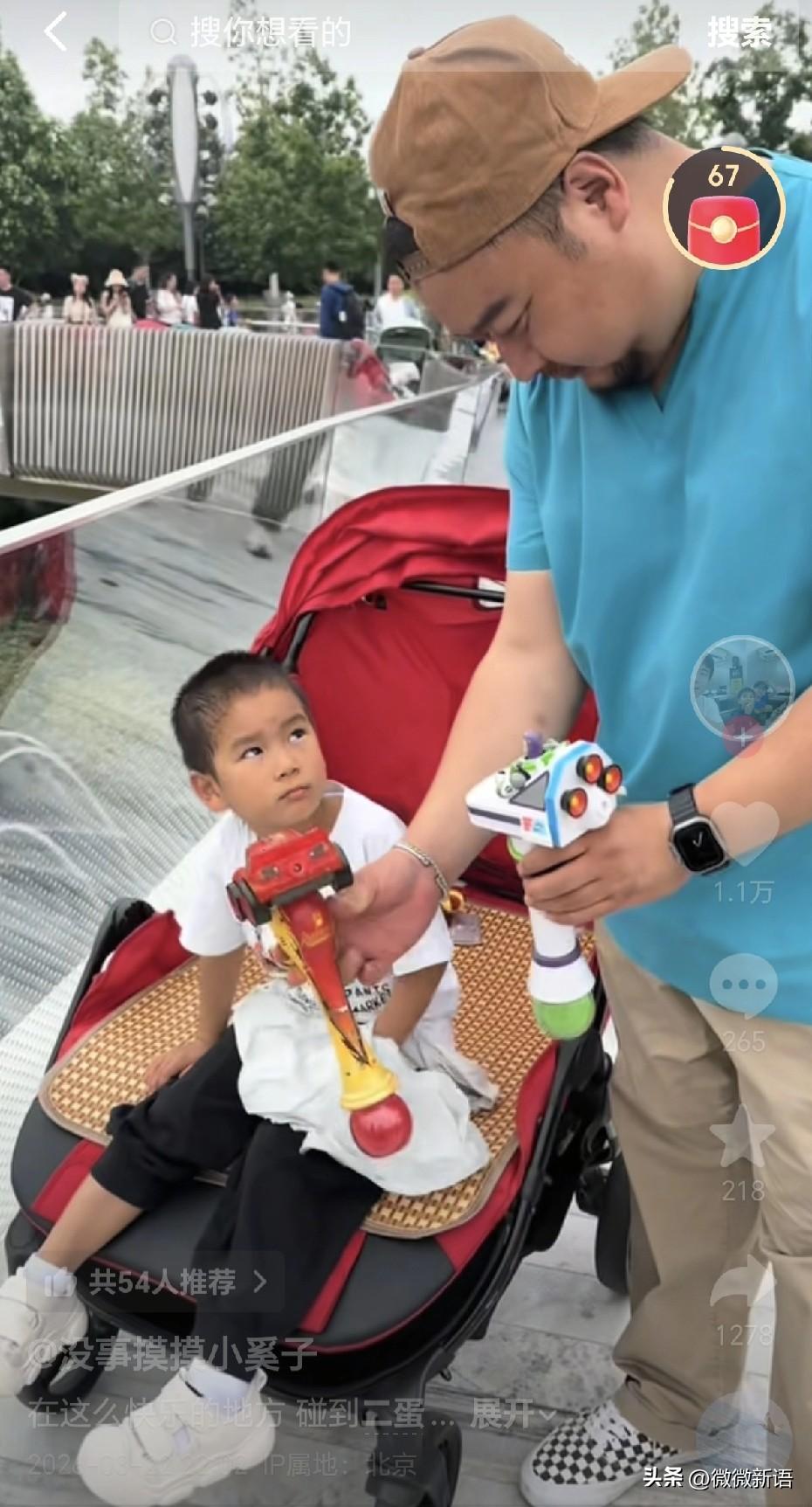 二蛋叔叔把二宝吓的想睁开眼又不敢。
刚刚看到梁靖崑的小号又更新了二蛋叔叔和凉皮、