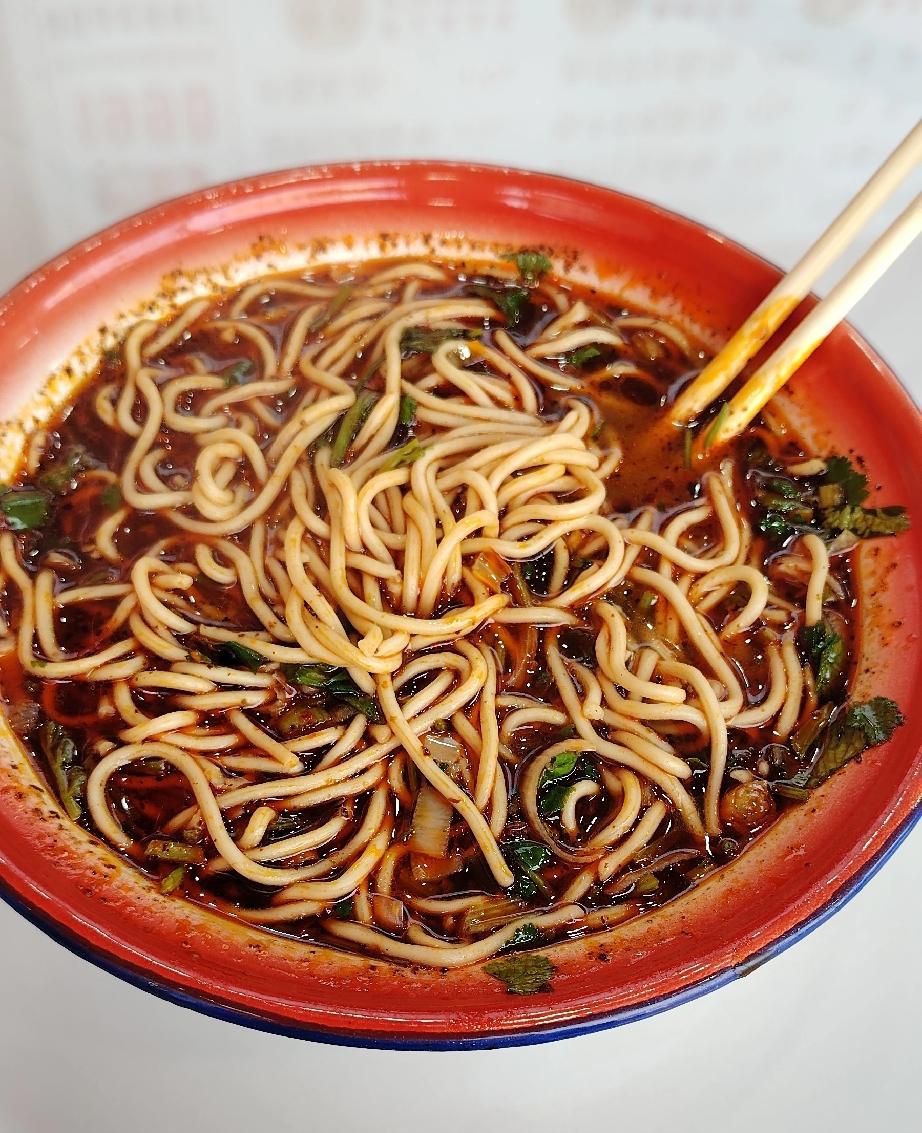 端着这碗红油面，突然就想通了。以前老话说“叫花子还有三天年”，讲究个歇业团圆。现