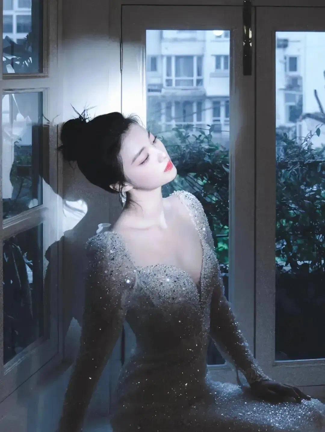 王楚然穿透视装，好白好嫩，淡妆浓颜好美啊！ ​​​