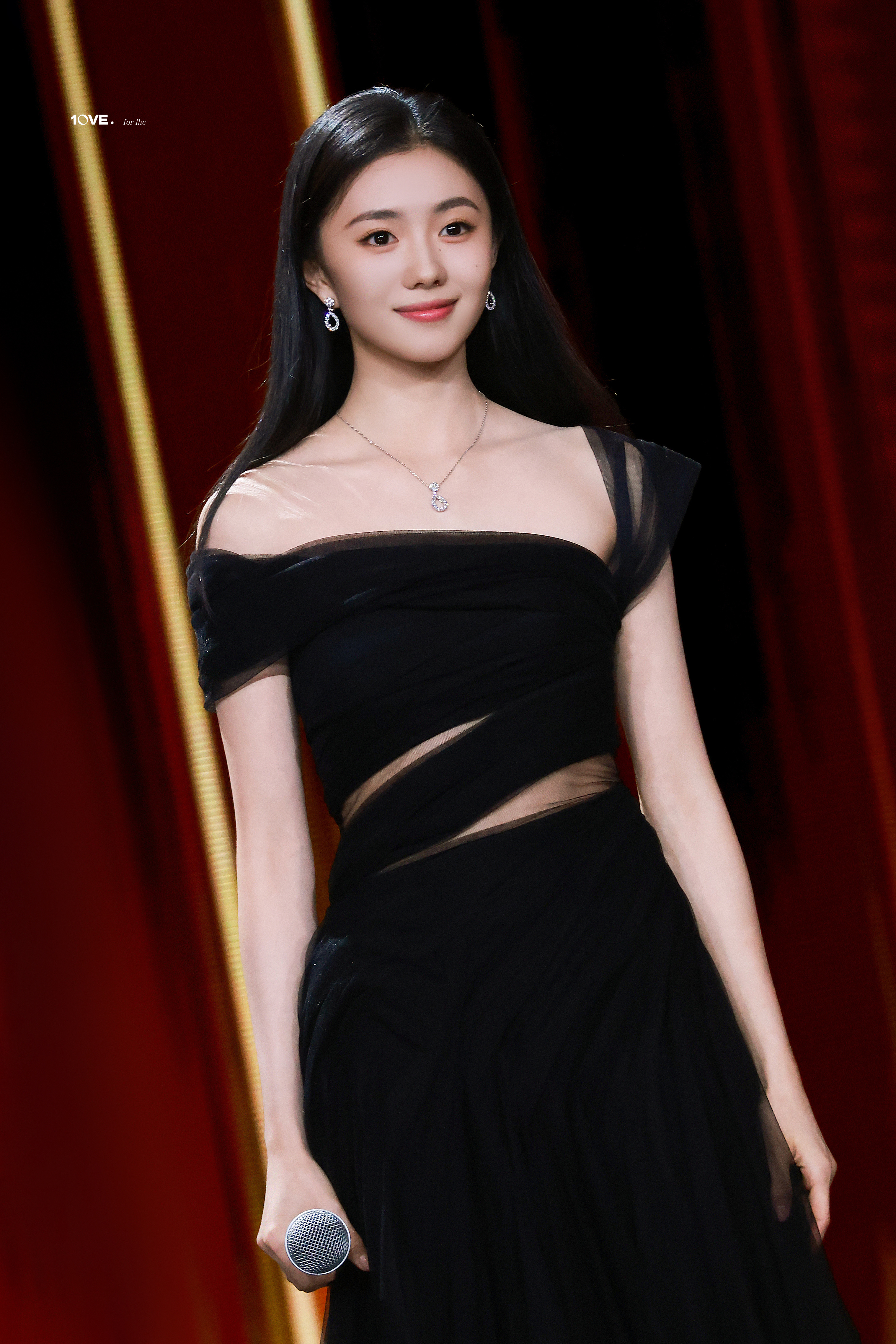 刘浩存 肩颈的线条太绝了，黑裙衬得气质又纯又矜，笑起来还甜得晃眼。 