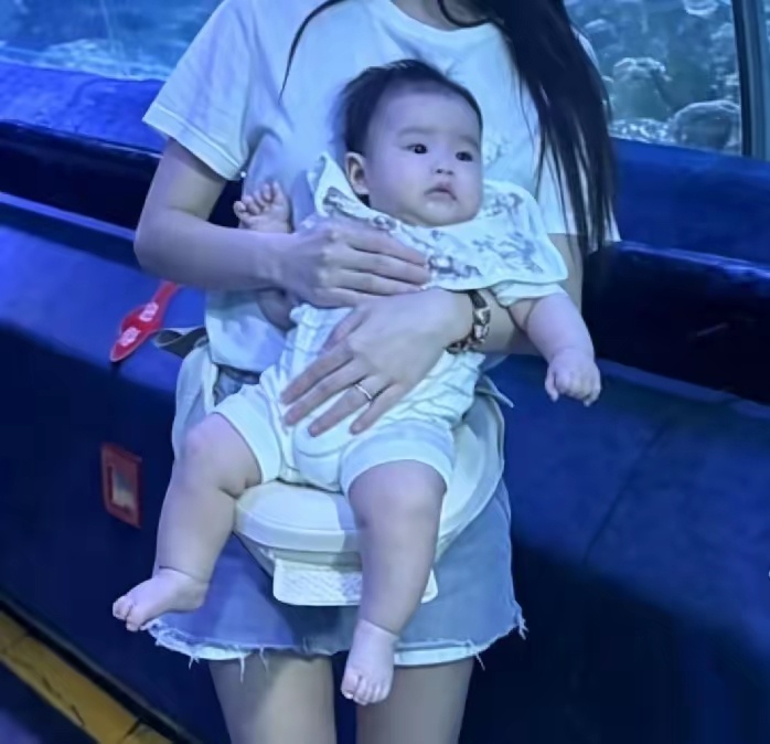 马筱梅晒照，一个人带娃，去水族馆，不得不佩服她是真的高精力人群，带娃工作两不误 