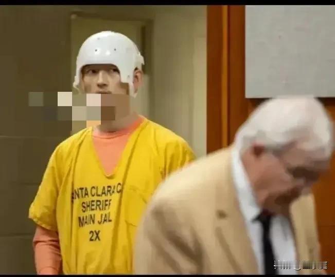 陈立人终于出庭了，只不过这身打扮有点令人费解！他穿着黄色的衣服，戴着白色头盔，乍