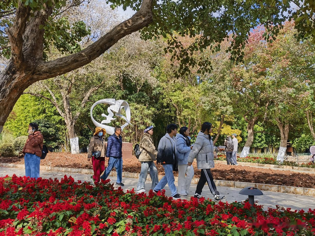 昆明翠湖公园三角花坛，原来是一处三角地带的花道，很值得旅拍打卡的好地方。近期平整