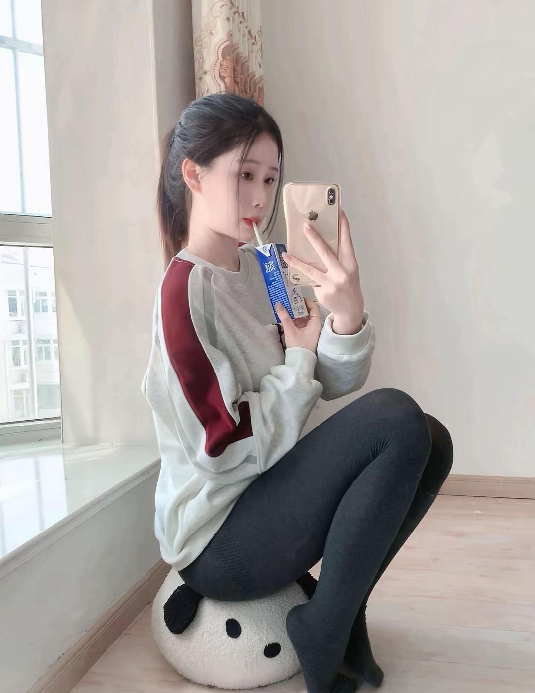 元气少女，居家自拍，牛奶相伴，温暖时光。