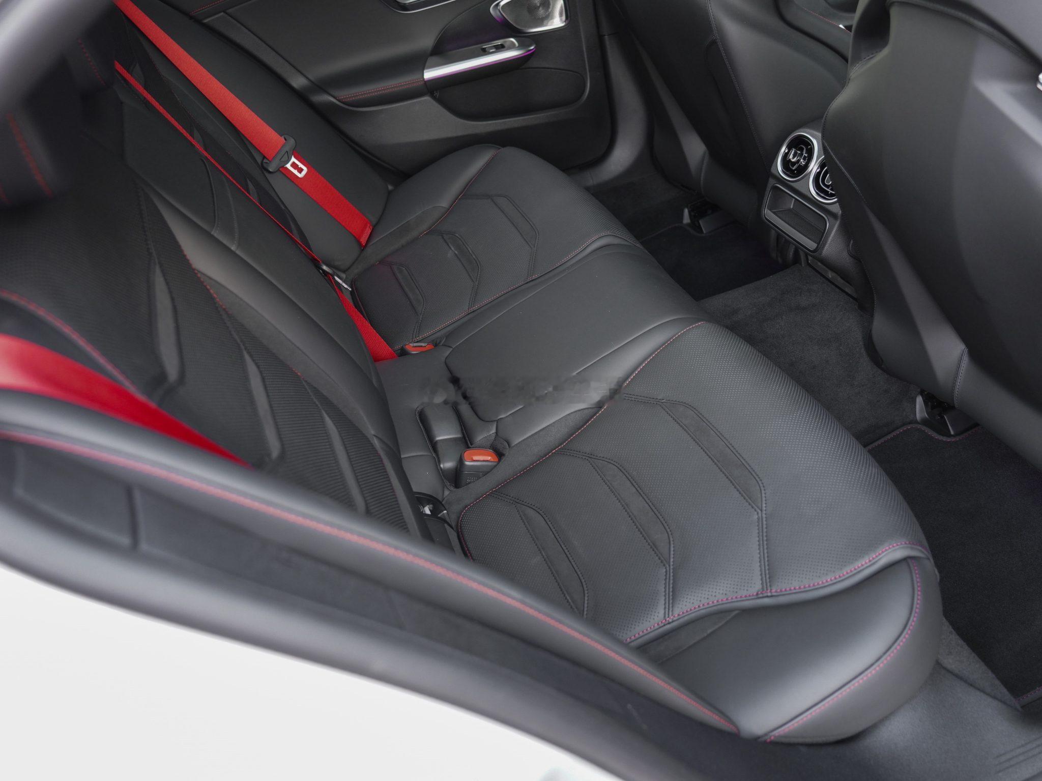 奔驰AMG C63四驱版，这是今年在新西兰上的牌，仅行驶了四千多公里，说是插电混