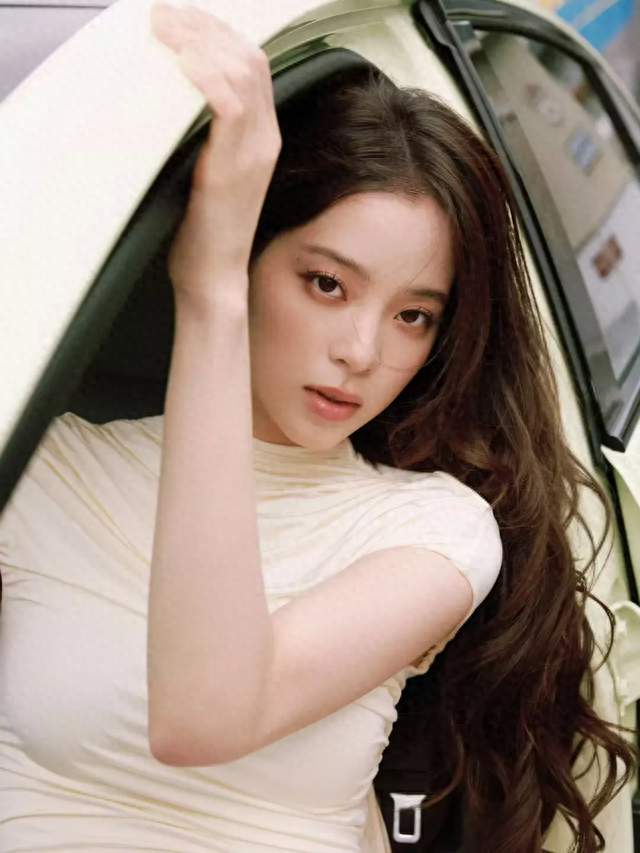 欧阳娜娜这组米黄写真绝了，简直是把人间妩媚姐姐焊在了红毯上