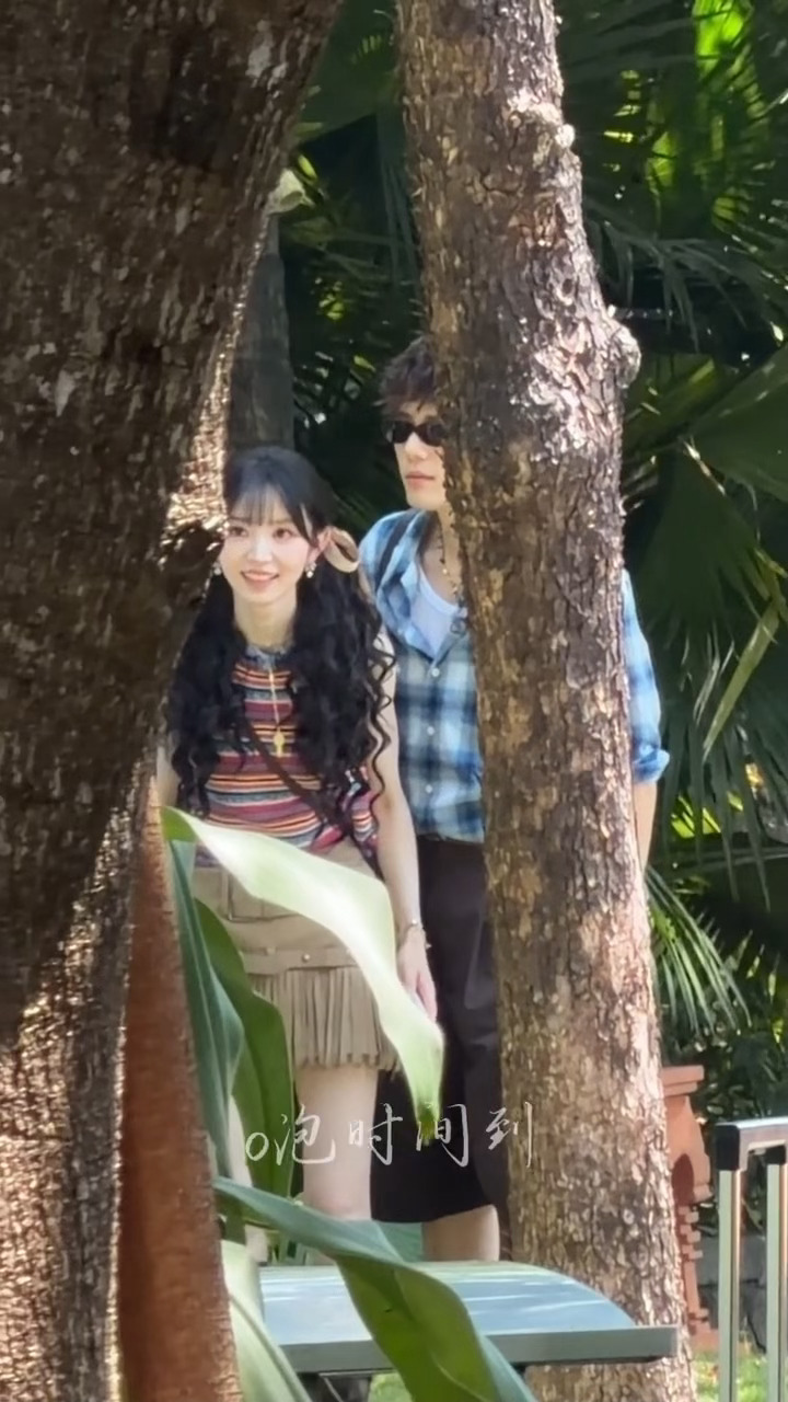 萌。。王安宇田曦薇像两只卷毛狗儿一样走着走着突然开始赛跑了🫳王安宇田曦薇走着走