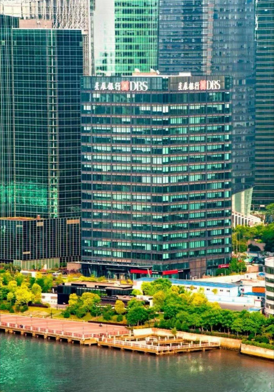 拼多多在上海陆家嘴买了一栋楼拼多多已动用自有资金约33亿元，整体买下了上海陆家嘴