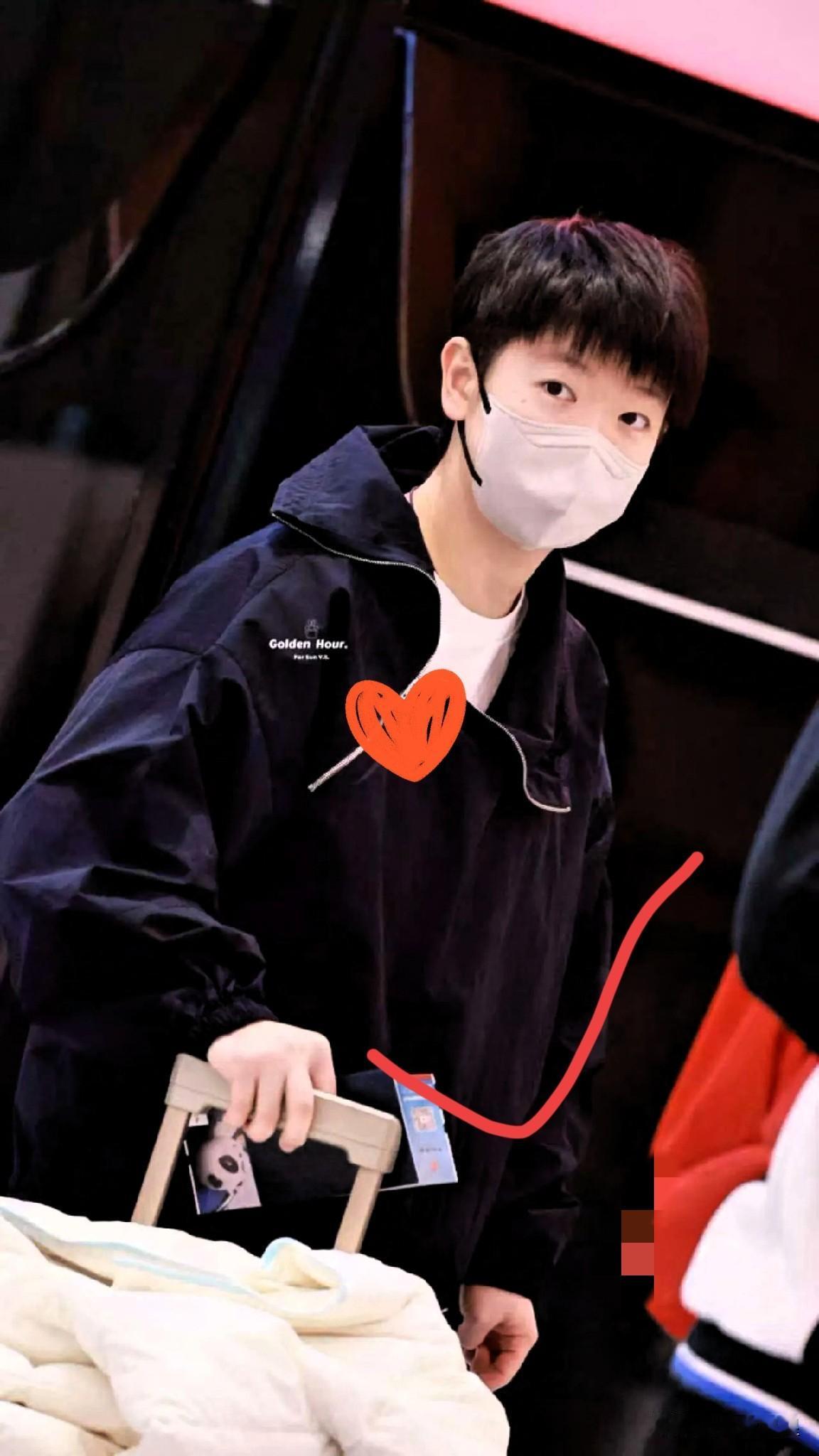 这下好了
不仅香港人知道了
估计全中国都知道了，莎莎这次穿的衣服也太好看了吧。