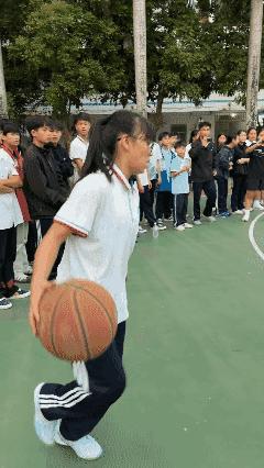 这个女孩是我见过打篮球最牛逼的女生，而且是美式打法，基本功，弹跳，运球节奏，球感
