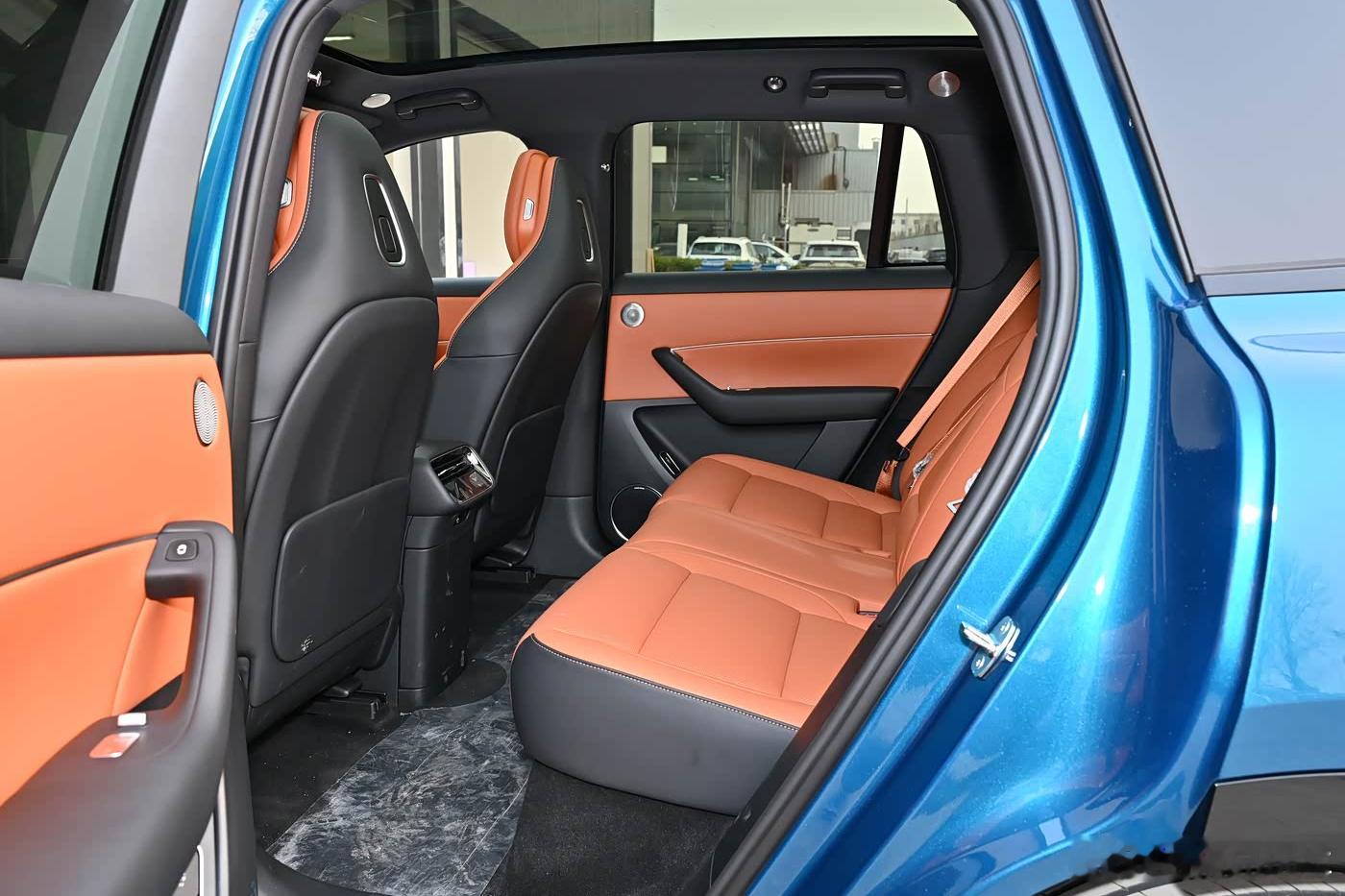 问界双车齐发，这次为何要“双线同步发力”？在鸿蒙智行春季新品发布会上，问界M6和