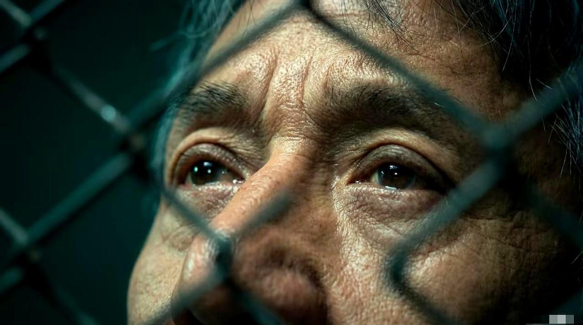 劝大家千万别去看成龙这部新片《过家家》。

我顶不住，电影看一半就跑出来了。不是