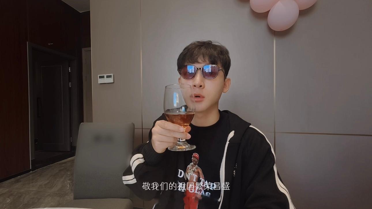张晚意7分钟的vlog堪比单口相声 “敬我们的祖国繁荣昌盛！太烫了，等会再敬……