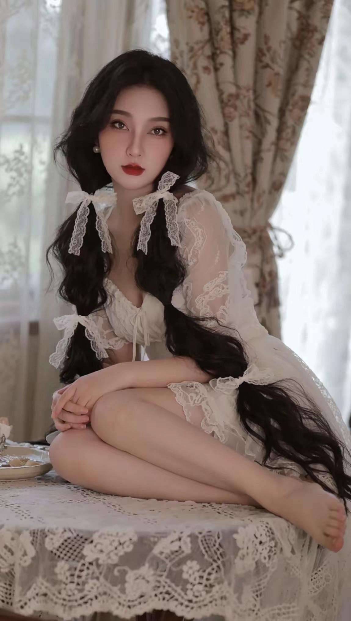 全妆女孩儿的魅力！
色调偏暗，可能是为了让我们看到照片中的一点光吧……