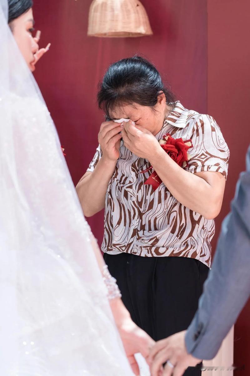 再婚妈妈的泪：不舍与祝福交织

婚礼现场，再婚妈妈王女士哭成了泪人。她身着得体旗