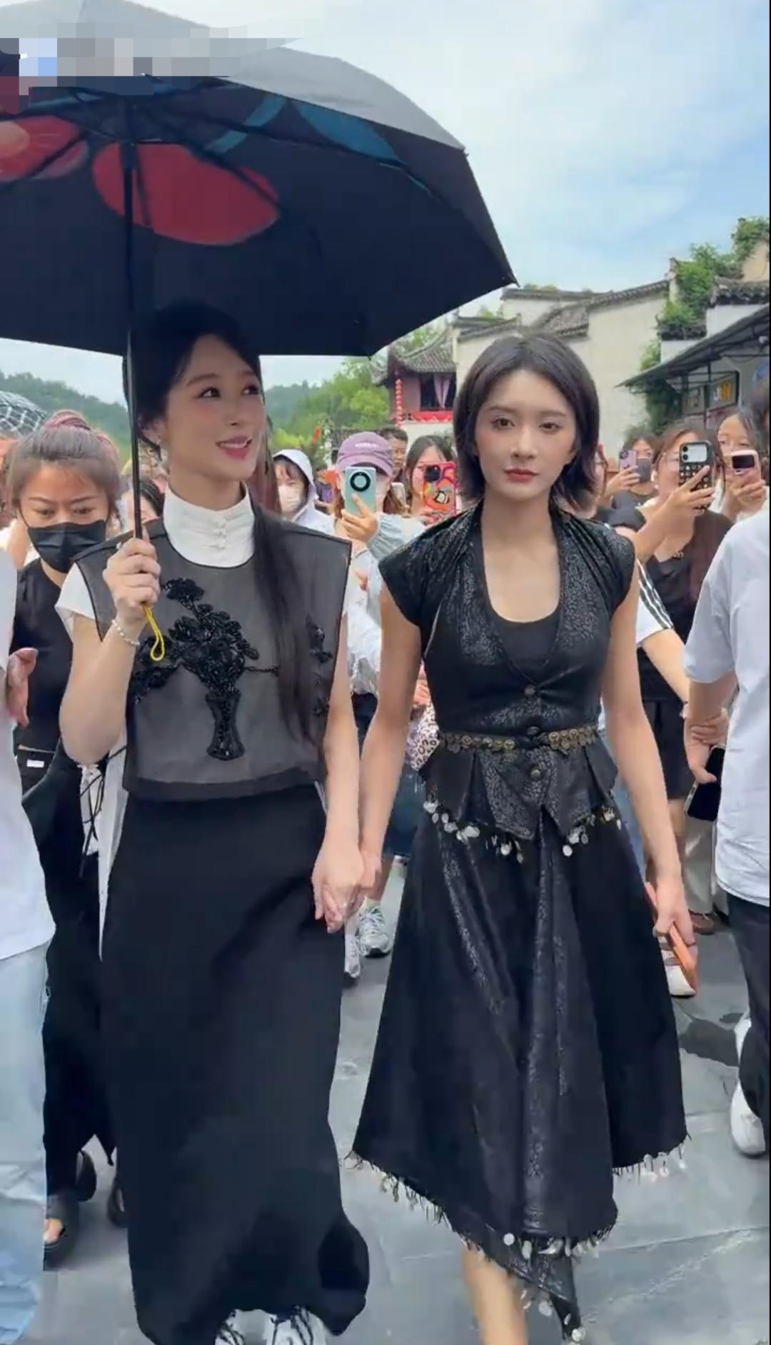 杨紫身穿新中式黑白拼接套装，搭配黑红配色遮阳伞，造型典雅国风氛围感浓厚与另一位女