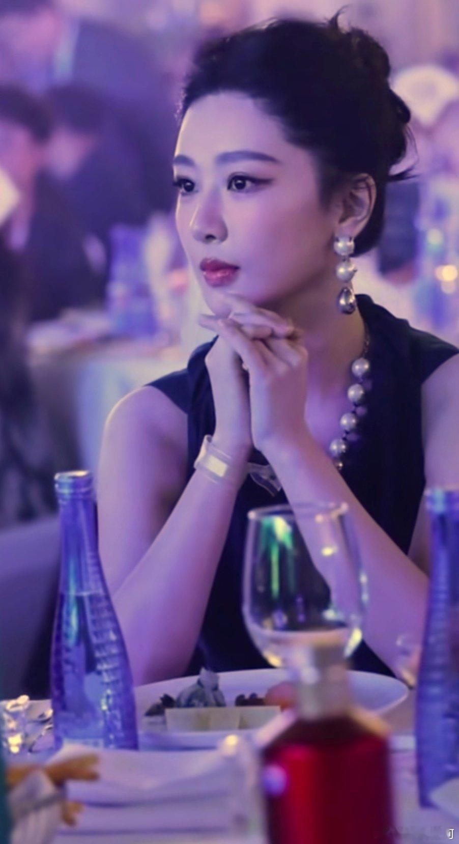 杨紫坐得倍儿直这仪态，坐得比小学生还端正！👏杨紫这“倍儿直”的坐姿，挺拔又有精
