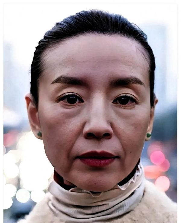原因很简单，不是戏难拍，也不是钱难赚，而是身后全是靠她的人，她没法歇！

前两天