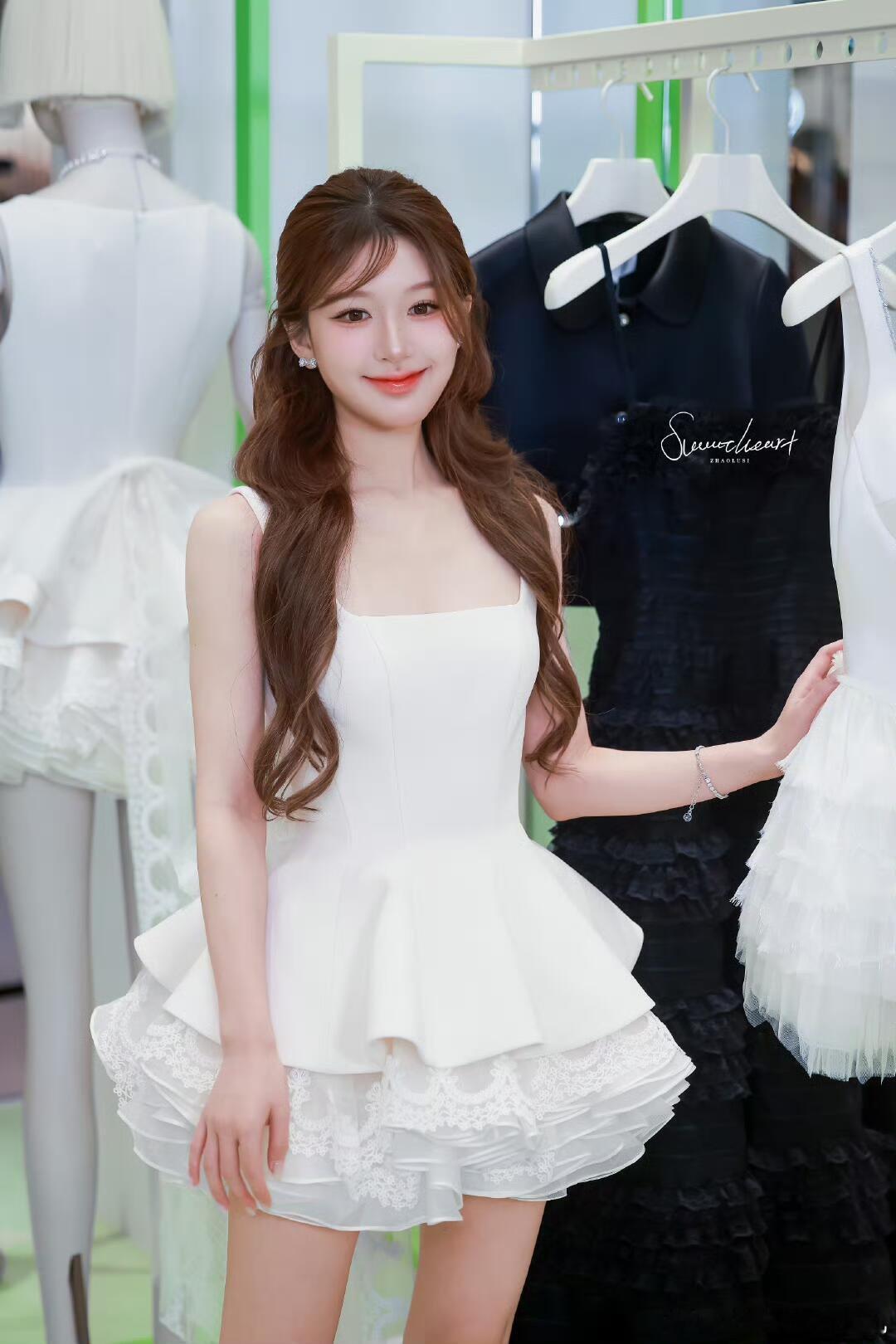 赵露思今日活动造型来了，实在是美丽这条裙子穿着太美了 