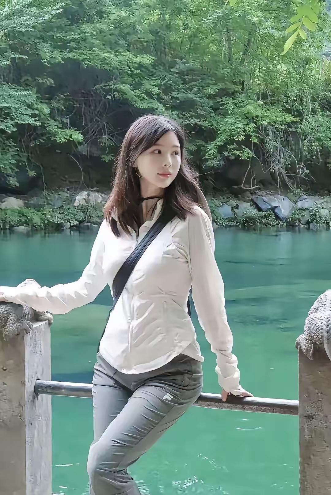 🌿 青山绿水间，把平凡日子过成诗
简单的白衬衫和休闲裤，是融入自然的松弛感
眼