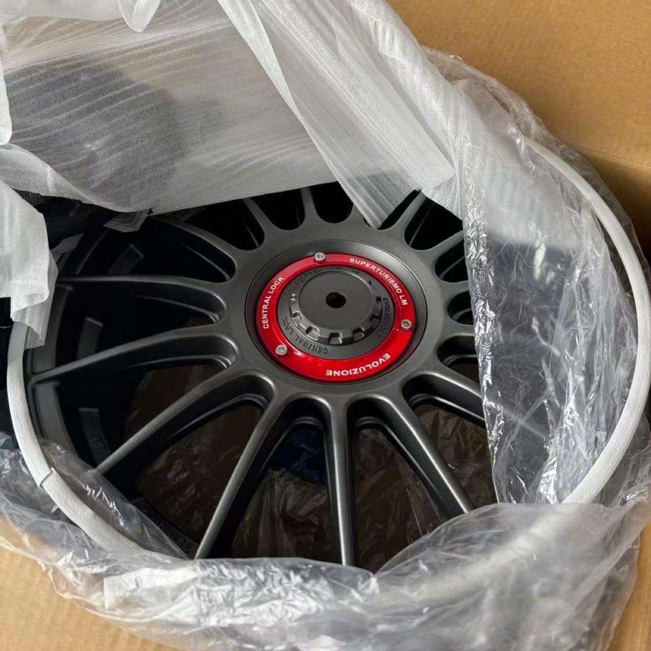 还有什么比拆改件快递更爽的吗那肯定是拆一堆的改件快递避震已经到位 轮毂已经到位 