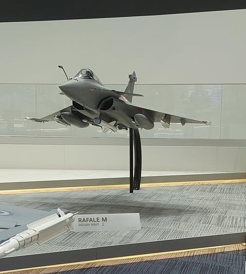 2025巴黎航展 上，法国达索公司展台展出的印度海军的“阵风M”舰载机和其他国家
