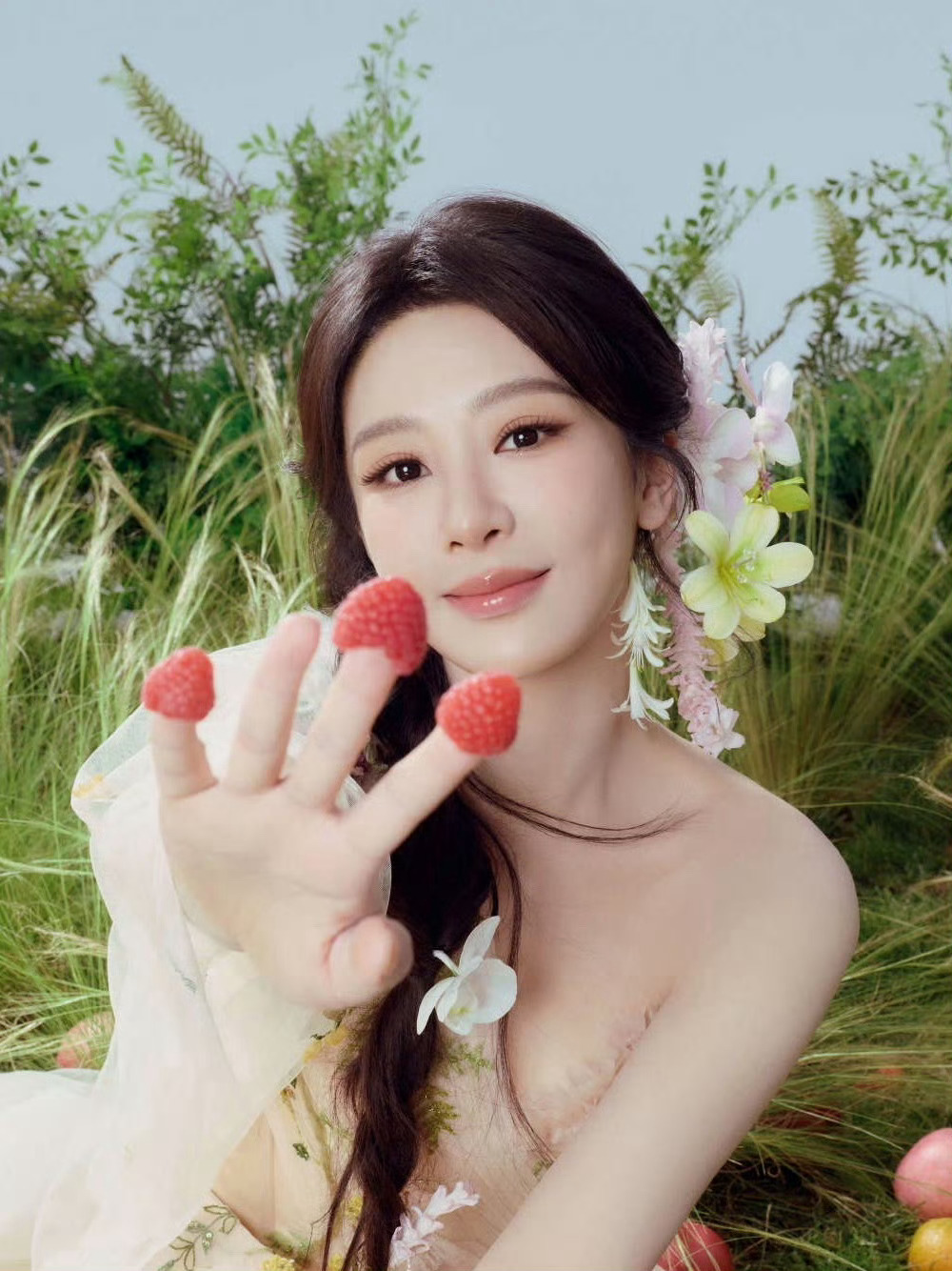 迪丽热巴  杨紫  同手指草莓造型的极致反差 
