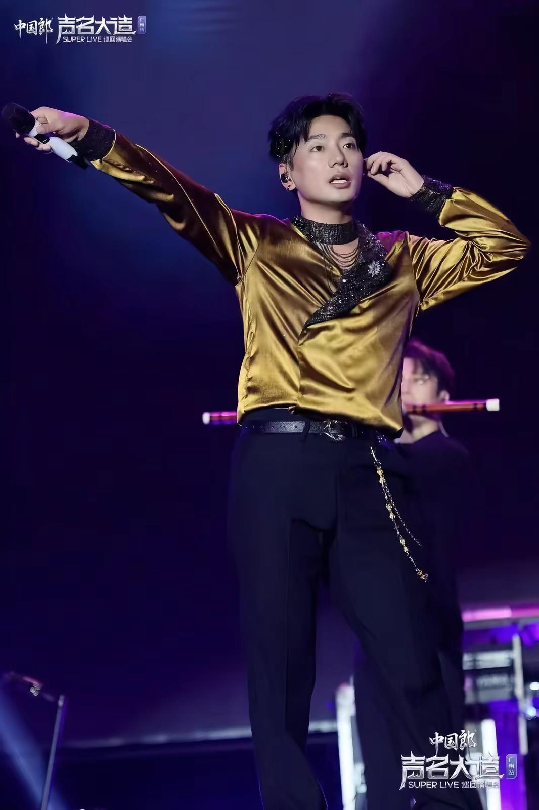 没人觉得阿木瘦了后有点神似“李现”吗。海拉阿木 海来阿木演唱会 声名大造