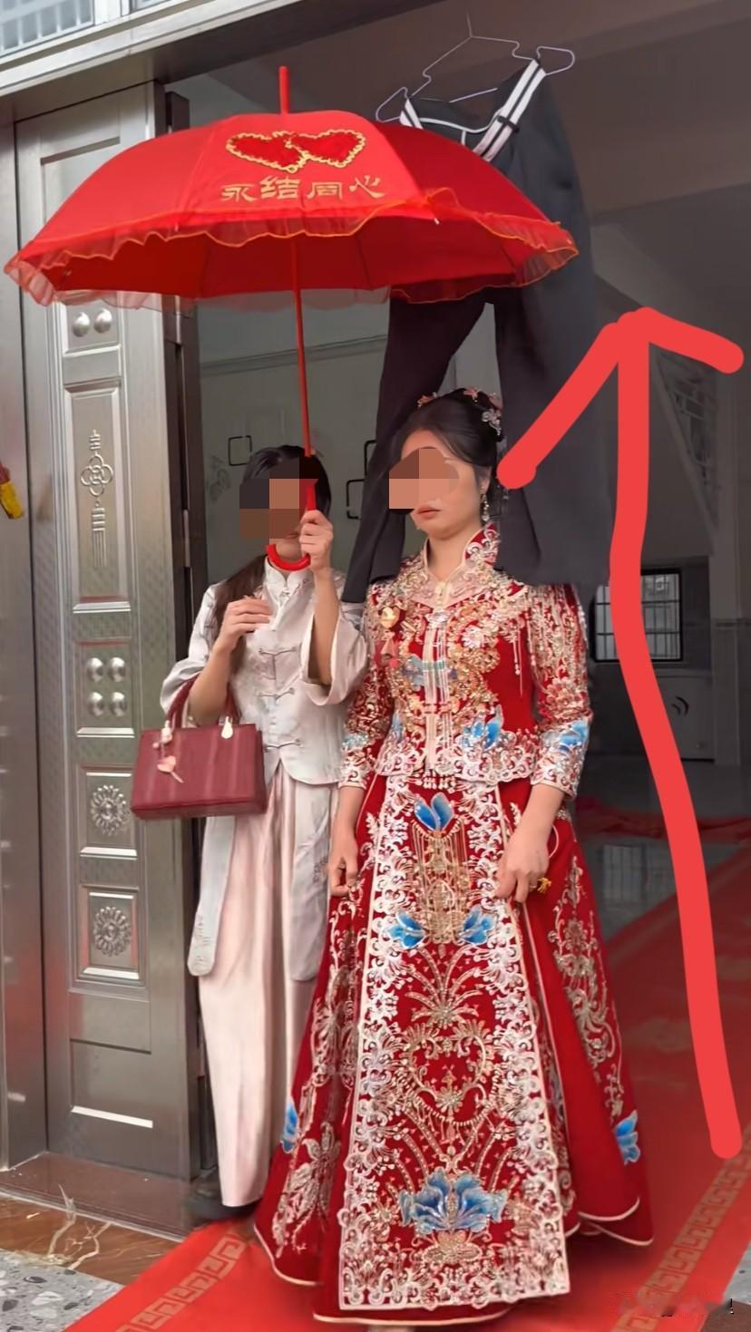 越来越看不懂有些地方的结婚习俗，为啥要在门口挂个男人裤子，让新娘子走过去呢？
