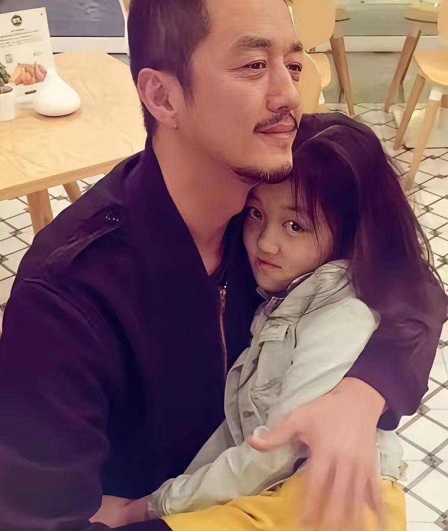 父爱如山
李嫣小有唇腭裂
心情不好
李亚鹏担起爱心爸爸
把所有的爱
都给了李嫣