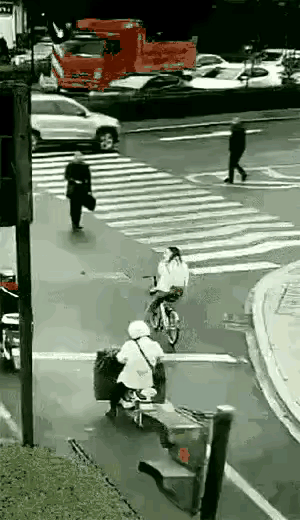 网友们快来看看这个视频，这个穿黑衣男子，他为什么要故意伤人？


穿白衣女子骑单