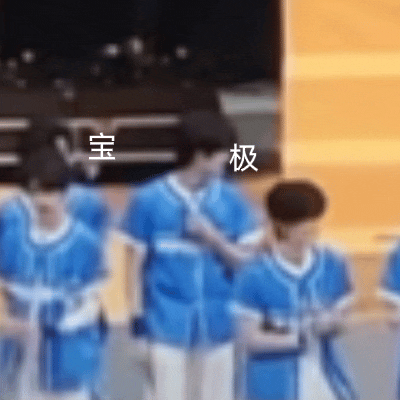 两个人超经意走一起说说笑笑
