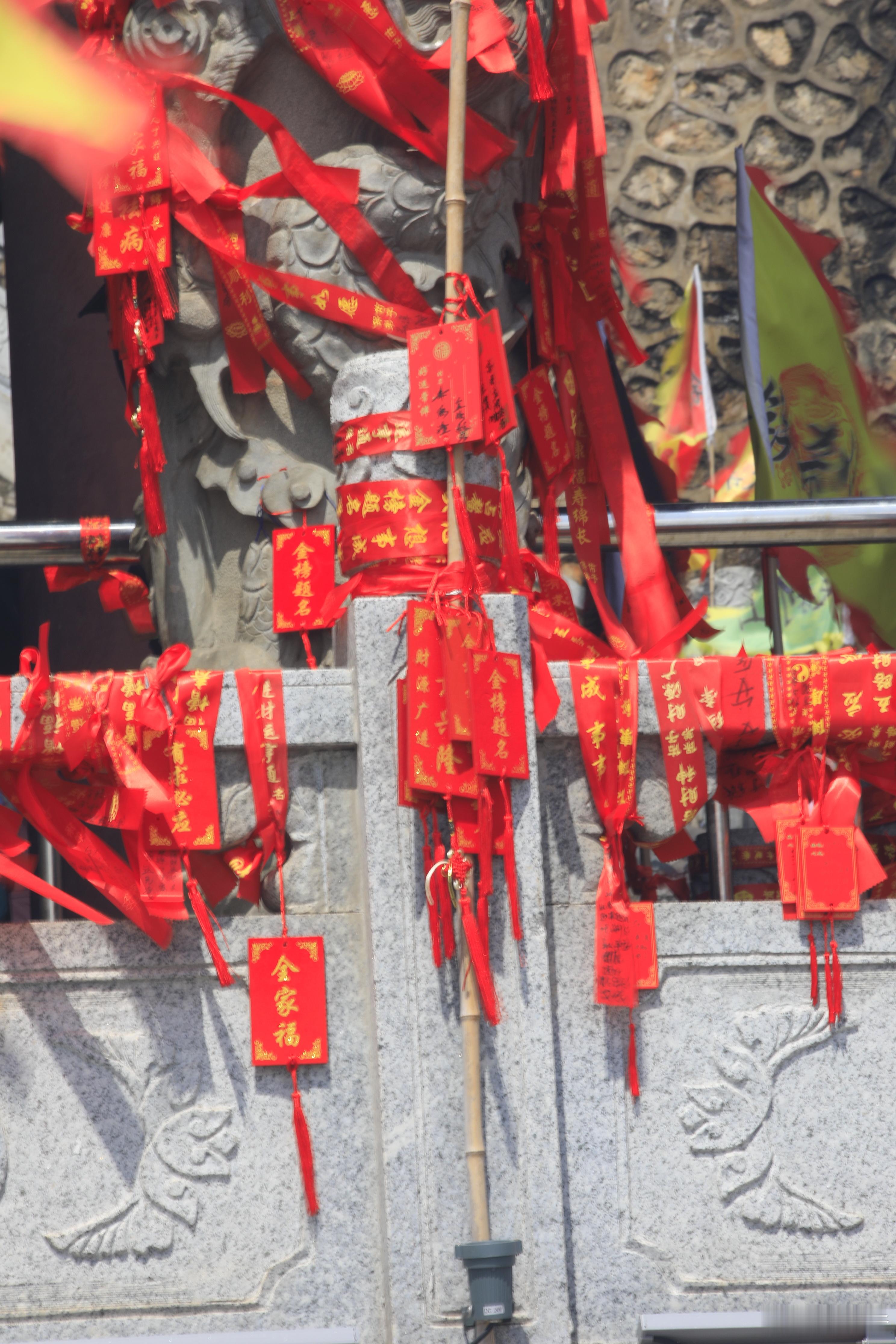 中秋想带全家感受热闹？辽宁铁刹山太合适了！现在山上人流涌动，到处都是举家出游的身