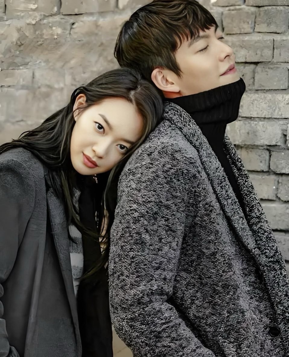 金宇彬申敏儿婚礼请帖记得2015年，两人因一支广告结缘，阳光帅气的金宇彬和温柔大