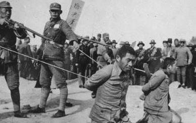 1950年的冬天寒风萧瑟，杀害刘胡兰的真凶张全宝化妆去电影院看了歌剧《刘胡兰》，