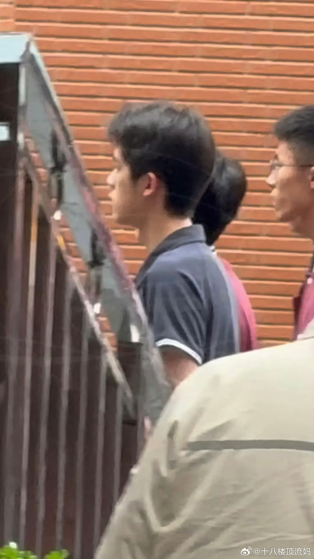 官俊臣出考场路透官俊臣高考完了官俊臣出考场路透来了，大官人好好休息