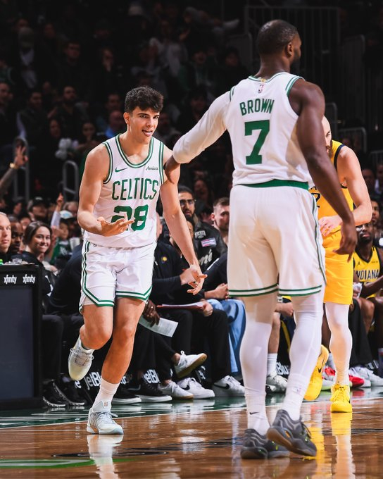 精妙的底线球战术！怀特找到空切的雨果快速两分打进！波士顿凯尔特人 ｜Differ