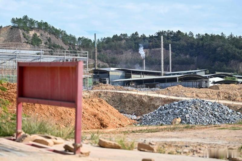 日本现在没有稀土用了，只能从废旧的空调当中提取稀土，日本老百姓不干了，因为他们空