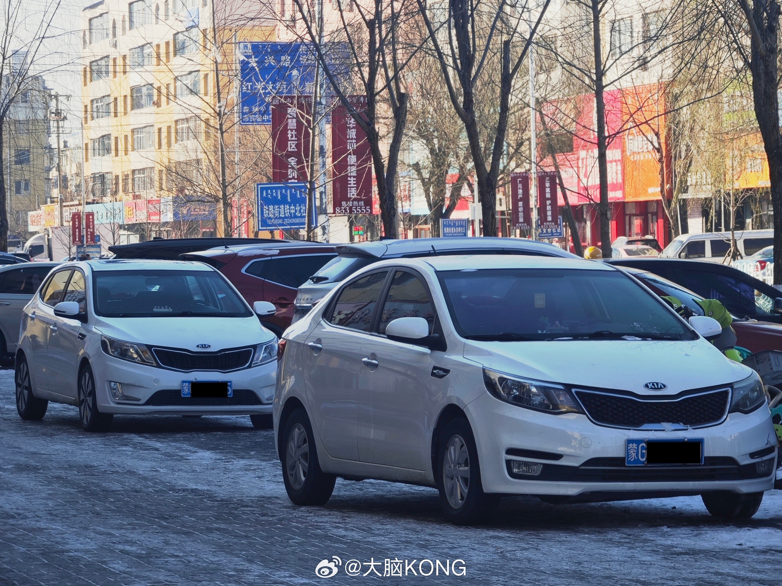 起亚K2三厢&两厢同框。相比海外原型车起亚Rio，K2采用了中国/俄罗斯专属设计