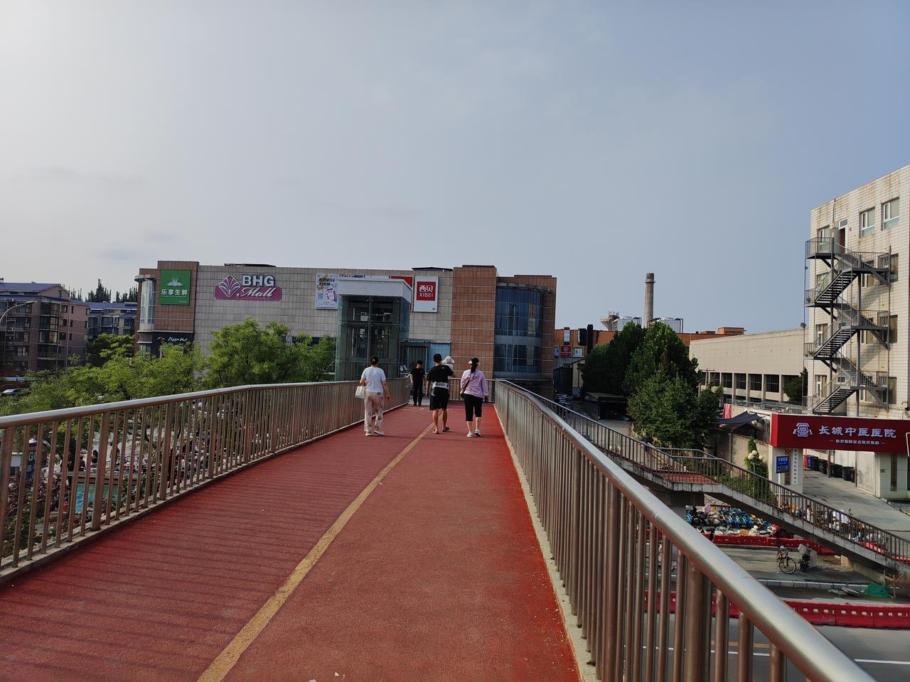 桥跨两岸，任人踩踏，默默承受重量。它不选择方向，不拒绝通行，以承载成就连接。它不