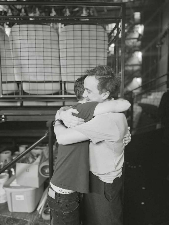 哈利波特马尔福演员合照哈利波特马尔福演员拥抱 汤姆·费尔顿晒出与丹尼尔·雷德克里